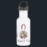 Garrafa de Buquê de Flor Personalizada<br><div class="desc">A garrafa d'água apresenta uma ilustração original de um bonito buquê de casamento de bola floral rosa. Perfeito para chá de panela, festa de noivado ou recepção de casamento! Simplesmente personalize com suas informações. O Designer está disponível para criar e carregar designs personalizados para corresponder às cores e temas do...</div>