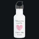 Garrafa de festa de casamento fofa personalizada<br><div class="desc">Festa de casamento personalizada favorece garrafas de água. Garrafas de aço inoxidável personalizadas com iniciais engraçadas de noiva e noiva mais data. Uma garrafa de água de metal brilhante personalizada em muitas cores. Excelentes para atividades desportivas e ao ar livre. i.e. navegação, barco, iate, caminhada, caminhada, acampamento, corrida, faixa e...</div>