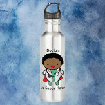 Garrafa Dia dos Médicos do Super Herói Negro<br><div class="desc">Você está procurando um presente para o médico negro em sua vida? Esta garrafa d'água tem uma foto de um médico negro vestindo um estetoscópio,  esfregões e uma capa super-herói. O texto diz que Médicos são Super Heróis. Faz um presente de excelente para o Dia dos Médicos!</div>