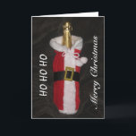 Garrafa do vinho no cartão do Feliz Natal do terno<br><div class="desc">A garrafa do vinho em um terno do papai noel com as palavras que dizem ho ho ho o Feliz Natal faz um cartão de Natal agradável.</div>