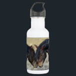 Garrafa Dois Cavalos Selvagens Marrons Nuzzling<br><div class="desc">Um par de cavalos selvagens marrons partilhando um momento tenro num campo de erva. Estes dois cavalos de pintura marrom podem ser vistos gentilmente zunindo um ao outro,  apreciando uma a outra empresa. Seus homens ruídos soprando na brisa. Exibindo poder,  bondade e liberdade. Excelente para amantes de cavalos.</div>