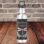 Garrafa Dragonfly Rosa Rustic Personalizada<br><div class="desc">Mantenha uma bebida refrescante legal com você com uma Garrafa de Água Personalizada Russa e Rosa. Design de garrafa de água apresenta uma libélula vibrante adornada com folhagem delicada contra um fundo de madeira rústica de cinza escura. Itens de presentes adicionais disponíveis com este design, bem como uma variedade de...</div>