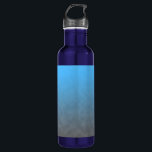 Garrafa Drift Over Dunes<br><div class="desc">Hydration meets atmosphere. The Drift Over Dunes stainless steel water bottle wraps your everyday routine in a soft gradient of sky blue fading into misted gray—like standing at the edge of sea and shore at dawn. The design feels expansive yet grounded, cool yet calming. Set against the rich cobalt bottle...</div>