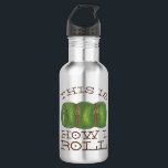 Garrafa É assim que eu rolo o acampamento dormindo com o s<br><div class="desc">Design apresenta uma ilustração original de um saco-cama laminado, com ESTA É COMO EU ROLL em uma fonte divertida. Ideal para seu conselheiro favorito do acampamento ou acampamento, caminhada ou entusiasta do exterior! Esta ilustração temática deste campo também está disponível em outros produtos. Não vê o que está procurando? Entre...</div>