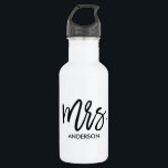 Garrafa Ela Própria Personalizada<br><div class="desc">Dê a ela sua própria garrafa de água personalizada com uma grande tipografia química "Sra." e seu sobrenome. Uma caneca correspondente também está disponível para o Sr.. Estes fazem presentes de excelente para familiares,  colegas,  professores,  amigos e muito mais.</div>