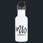 Garrafa Ela Própria Personalizada<br><div class="desc">Dê a ela sua própria garrafa de água personalizada com uma grande tipografia química "Sra." e seu sobrenome. Uma caneca correspondente também está disponível para o Sr.. Estes fazem presentes de excelente para familiares,  colegas,  professores,  amigos e muito mais.</div>