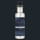 Garrafa Elegante moderno prata mandala Marinho azul<br><div class="desc">Banda prateada e mandala floral sobre fundo azul marinho.</div>