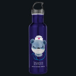 Garrafa Enfermeira de Urso Bonito Vestindo uma Máscara<br><div class="desc">Garrafa de água personalizada com uma ilustração fofa de um urso azul vestindo um chapéu de enfermeira com um pouco de coração. Também vestindo uma máscara protetora e tem um estetescópio azul.</div>