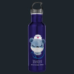 Garrafa Enfermeira de Urso Bonito Vestindo uma Máscara<br><div class="desc">Garrafa de água personalizada com uma ilustração fofa de um urso azul vestindo um chapéu de enfermeira com um pouco de coração. Também vestindo uma máscara protetora e tem um estetescópio azul.</div>