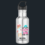 Garrafa Enfermeira Engraçada Dizendo Tipografia Agulha hip<br><div class="desc">Uma garrafa de água personalizada com um ditado humorístico: Primeiro eu bebo o café,  depois salvo as vidas. Perfeito para enfermeiras. Apresentando uma ilustração de uma enfermeira fêmea vestindo um chapéu de enfermagem bonito e antigo e carregando uma agulha hipodérmica gigante.</div>