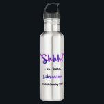 Garrafa Engraçado personalizado Shhh! Citações do<br><div class="desc">Engraçado personalizado Shhh! Garrafa de água das citações do bibliotecário de escola. A rotulação roxa do brushstroke da aguarela diz "Shhh!" nas citações. Personalize com nome do bibliotecário e nome da escola. Bibliotecário escrito na aguarela roxa e azul bonito que denomina brushstrokes. Ideias modernas e na moda do presente para...</div>