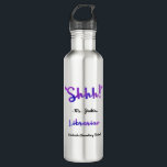 Garrafa Engraçado personalizado Shhh! Citações do<br><div class="desc">Engraçado personalizado Shhh! Garrafa de água das citações do bibliotecário de escola. A rotulação roxa do brushstroke da aguarela diz "Shhh!" nas citações. Personalize com nome do bibliotecário e nome da escola. Bibliotecário escrito na aguarela roxa e azul bonito que denomina brushstrokes. Ideias modernas e na moda do presente para...</div>