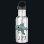 Garrafa Escola para Crianças de Tubarão do Oceano Azul<br><div class="desc">Este design de garrafa de água para crianças bonitinhas e modernas mostra um desenho de tubarão azul com peixes laranja. A garrafa pode ser personalizada com o nome dos seus rapazes. O oceano perfeito,  com a adição de seus suprimentos escolares aos seus filhos!</div>