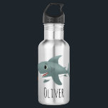 Garrafa Escola para Crianças de Tubarão do Oceano Azul<br><div class="desc">Este design de garrafa de água para crianças bonitinhas e modernas mostra um desenho de tubarão azul com peixes laranja. A garrafa pode ser personalizada com o nome dos seus rapazes. O oceano perfeito,  com a adição de seus suprimentos escolares aos seus filhos!</div>