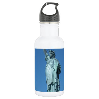 Garrafa Estátua da Liberdade contra um céu azul