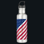 Garrafa Estrelas Patrióticas dos EUA Strips Vermelho Azul<br><div class="desc">O americano, Stars and Stripes, Glória Velha, faixa com Espingarda Estelar, bandeira dos EUA, azul vermelho branco, personalizado, monograma / iniciais, legal, na moda, leve, resistente a fissuras, à prova de derramares, garrafa de água de aço inoxidável, para mostrar seu orgulho, patriotismo, amor. Para personalizar, basta inserir seu nome /...</div>