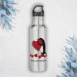 Garrafa Eu Te Amo Mais! Pinguim e Coração Vermelho<br><div class="desc">O design do produto apresenta um pinguim segurando um grande coração vermelho. Esta ilustração encantadora de animais faz uma gulosa garrafa de água engraçada e única com texto personalizado.</div>