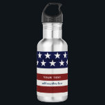 Garrafa EUA bandeira americana costume patriótico do 4 de<br><div class="desc">O design patriótico personalizado com seu nome, texto do vermelho da bandeira americana, o branco e o azul, provérbio patriótico ou apenas suprime do texto. As listras vermelhas e brancas e as estrelas e o fundo brancos dos azuis marinhos adicionam um acento torrado a à seus decoração, acessórios e doação...</div>