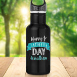Garrafa Feliz 1º Dia dos Pais Banner Turquesa Nome Legal<br><div class="desc">“Feliz primeiro Dia dos Pais.” Celebre toda a alegria de papai ao se tornar um novo pai. Hora de matar a sede dele após um treino com essa garrafa de água legal com tipografia moderna em branco e azul-teal e uma faixa azul-turquesa em um fundo azul-marinho. Personalize com o nome...</div>