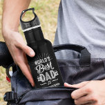 Garrafa Feliz Dia de os pais do Mundo Melhor Pai Nome para<br><div class="desc">Um presente personalizado divertido para o melhor pai do mundo. O design apresenta um design de tipografia divertido "Melhor Pai do Mundo" e é personalizado com o nome do seu filho e o ano de pai de nascimento. Faz o presente perfeito para o seu pai especial para o Dia de...</div>