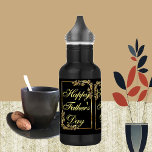 Garrafa Feliz Dia de os pais Moderno da Caligrafia<br><div class="desc">Que o presente do seu pai seja tão único quanto a sua preferência de bebida! A moderna caligrafia dourada num fundo negro com espirais é a melhor para o presente do Dia de os pais. A ilustração apresenta espirais de ouro em uma configuração preta. O TEXT no centro tem uma...</div>