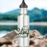 Garrafa Festa de solteira Personalizada de Bach de Camp<br><div class="desc">Mantenha-se hidratado em estilo durante a sua aventura montanhosa com a nossa Festa de solteira personalizada de Camp Bach Stainless Steel Water Botle - um cambaleador verde florestal que combina funcionalidade com um toque de elegância inspirada na natureza. Esta garrafa de água de bachelorette de acampamento personalizado não é apenas...</div>