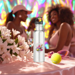 Garrafa Fim de Semana do Tênis de Bachelorette do Clube So<br><div class="desc">Mantenha-se hidratado em estilo com esta garrafa d'água do Chic Social Club, com tênis elegantes e listras cor-de-rosa e brancas. Ideal para fins de semana bachelorette, tênis ou jogos de picleball, esta garrafa combina praticidade com sofisticação. Um presente de excelente para a noiva a ser ou seus convidados, é perfeito...</div>