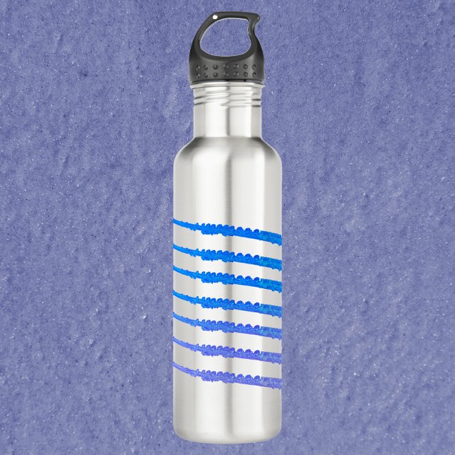 Garrafa Flauta - Ombro Azul (A water bottle with a pattern of flutes done in a blue ombre)