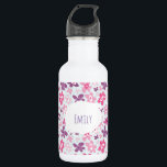 Garrafa Flores Cor-de-rosa Padrão Esbranquiçado Personaliz<br><div class="desc">Uma garrafa de água personalizada com um padrão floral fofo. Composto de flores rosadas e roxas irregulares, em estilo de entalhe retrô-60. Os corações azuis desbotados, penteiam o fundo num pano de fundo azul pálido. Um círculo desenhado à mão branca é colocado sobre o topo, personalize com seu nome ou...</div>
