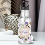 Garrafa Flores Românticas Vintage na Madeira do Celeiro<br><div class="desc">Elevem seu jogo de hidratação com nossa garrafa de água de aço personalizável! Esta garrafa elegante e durável apresenta um belo padrão floral num fundo de madeira rústico. Personalize o texto para se adequar ao seu estilo. Perfeito para a vida em movimento ou como presente de na moda!</div>