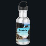 Garrafa Foto da costa e mar das ilhas tropicais<br><div class="desc">Garrafa de água com fotografia cênica com a costa tropical das Bermudas. As rochas grandes contrastam com o mar turquesa brilhante.</div>