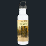 Garrafa Foto da Natureza da Floresta de Pinheiros Cobertos<br><div class="desc">Garrafa de água com uma bela fotografia natural. Um caminho de inverno isolado com neve alta cobriu pinheiros. Um matiz ouro cria uma sensação mágica a esta foto.</div>