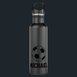 Garrafa Futebol de Nomes Personalizados Preto<br><div class="desc">Personalizou toda a garrafa de água do jogador de futebol preto-a-preto com um simples nome personalizado de bola de futebol com uma impressão monográfica numa letra desportiva retrô. Presente de excelente para homens, mulheres ou jogadores de futebol juvenil com um olhar desportivo clássico elegante e sutil e design moderno e...</div>