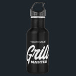 Garrafa Garrafa-mestra personalizada de água para chef de<br><div class="desc">Garrafa de água do mestre personalizado para chef de CHURRASCO. design de tipografia legal em preto e branco com nome personalizado. Ideia divertida de presente de aniversário para cozinheiro,  pai,  marido,  tio,  irmão,  avô,  aposentado,  chefe,  colega,  colega etc.</div>