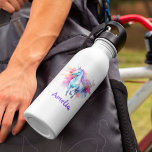 Garrafa Girls Cute Unicorn Magical Rainbow Personalizado<br><div class="desc">Este design único apresenta uma bela ilustração aquática de um unicórnio mágico. Pode ser facilmente personalizado acrescentando o nome da sua menina. Há uma fonte de script elegante e fácil de ler para tornar este item realmente especial e exclusivo. A imagem apresenta um unicórnio nas cores do arco-íris, ao mesmo...</div>