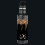Garrafa Glitter preto dourado gota a gema do brilho do mon<br><div class="desc">Um fundo preto clássico com brilho dourado sujo,  aparência de pingar tinta. Personalize e adicione o seu nome e as iniciais do monograma. Ouro e letras brancas.</div>