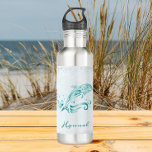 Garrafa Golfinho Teal Personalizado<br><div class="desc">Mantenha uma bebida refrescante legal de água consigo com uma Garrafa de Água Personalizada para Golfinhos Teais. Design de garrafa d'água apresenta um golfinho metálico vibrante contra uma paisagem úmida adornada de rolhas elegantes com uma área para personalizar com seu nome. Itens de presentes adicionais disponíveis com este design, bem...</div>