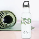 Garrafa Granulado personalizado de aquarela<br><div class="desc">Esta garrafa de água personalizada é decorada com um verde-aquarela e tipografia de na moda. Facilmente personalizável. Original Watercolor © Michele Davies.</div>