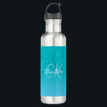 Garrafa Iniciais de monograma verde-marinho aqua azul-lacr<br><div class="desc">Um mar azul e alto,  fundo verde-brilhante do oceano. Personalize e adicione um nome e iniciais de monograma. Um moderno estilo escrito à mão. Letras brancas e azuis claras</div>