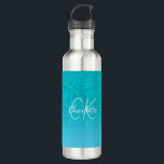 Garrafa Iniciais de monograma verde-marinho aqua azul-lacr<br><div class="desc">Um mar azul e alto,  fundo verde-brilhante do oceano. Personalize e adicione um nome e iniciais de monograma. Um moderno estilo escrito à mão. Letras brancas e azuis claras</div>