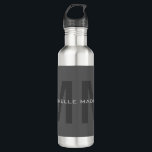 Garrafa Iniciais de Nome Minimalista Moderno do Monograma<br><div class="desc">Sinais extremamente estéticos e notáveis destacam-se sobre um fundo de cinza. O tom elegante das cinzas traz um olhar nobre para esta design. Você pode alterar as informações do cartão com suas próprias informações pessoais com ferramentas de edição fáceis e úteis. Assim, você terá um produto que é completamente exclusivo...</div>