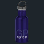 Garrafa Iniciais Modernos 2 e Nome Azul Pequeno<br><div class="desc">Pequena garrafa de água azul-marinho com uma impressão personalizada simples e subestimada, com um nome neutro em termos de gênero e um monograma com duas letras iniciais que você pode editar em quaisquer fontes ou cores para design a sua própria garrafa de água que é perfeita para escritório, esportes, escola...</div>
