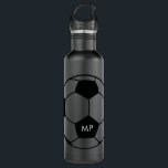 Garrafa Iniciais personalizados Futebol preto branco<br><div class="desc">Iniciais personalizadas de monograma em todas as garrafas de água personalizadas de jogador de futebol preto-a-preto e branco com uma simples impressão personalizada de nome monograma, moderna e mínima, da bola de futebol. Presente de excelente para homens, adolescentes e crianças jogadores de futebol que amam designs modernos e mínimos em...</div>