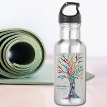 Garrafa Instrutor Rainbow Tree Yoga<br><div class="desc">Esta garrafa de água decorativa apresenta um impressão de uma árvore colorida arco-íris num fundo de cinza pálida. Eu fiz o design original em mosaico usando muitos pequenos fragmentos de vidro de cor brilhante. Adicione seu nome,  ocupação para personalizar esta garrafa. Design Mosaico original © Michele Davies</div>