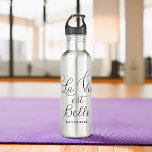 Garrafa La Vie est Belle<br><div class="desc">Escrita elegante tipografia personalizada design de garrafa de água.</div>