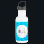 Garrafa Limpar Piscina Azul Água Foto Monograma<br><div class="desc">Garrafa de água com uma fotografia de água azul clara de piscina,  com reflexos brilhantes. Um círculo branco colocado sobre o topo com o seu nome e monograma inicial.</div>