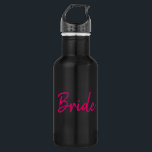 Garrafa Linda Noiva Rosa e Negra<br><div class="desc">Uma garrafa de água na moda para a noiva,  esta garrafa de água preta tem "Noiva" escrita na frente em na moda cor-de-rosa. Compre o seu hoje!</div>