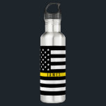 Garrafa Linha amarela fina monograma da bandeira americana<br><div class="desc">Esta garrafa de água é a escolha perfeita para atividades dos esportes. As características de design uma bandeira americana preto e branco com uma listra amarela no centro e um nome para que você personalize. A escolha perfeita para expedidores.</div>