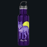 Garrafa Lobo Roxo Cheia<br><div class="desc">Um lindo, majestoso lobo roxo parado em frente a uma lua de cheio amarela junto com seu próprio texto personalizado. Este presente animal selvagem é o presente perfeito para um amante de lobos. Personalize essas garrafas de água para seus amigos de lobo.</div>