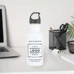 Garrafa Logotipo Branco Personalizado da Empresa Negra<br><div class="desc">Garrafa de água de aço inoxidável branca personalizada com o logotipo da sua empresa profissional, juntamente com a redação do nome da sua empresa, slogan, site, localização ou outras informações que podem ser personalizadas. Basta adicionar o logotipo da sua empresa ao espaço da imagem preta placeholder e preencher com a...</div>